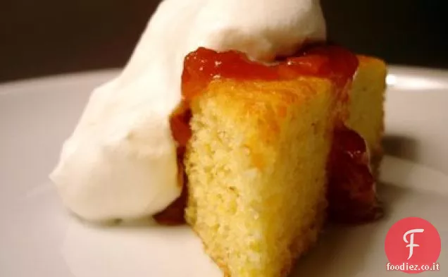 Torta di farina di mais con marmellata di albicocche calda e panna montata
