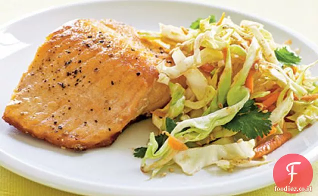 Salmone pelle croccante con fuoco Slaw asiatico