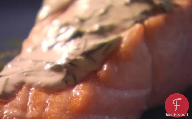 Salmone in camicia di papà con salsa di cetrioli