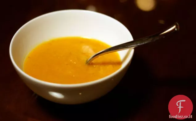 Cena stasera: zuppa di patate dolci al curry con albicocche