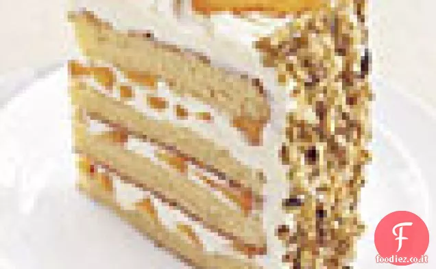 Torta a strati al cioccolato bianco con ripieno di albicocche e crema al cioccolato bianco
