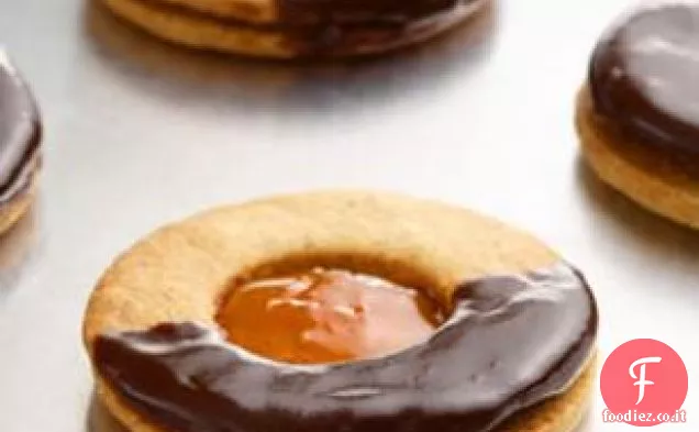 Biscotti sandwich di albicocche e mandorle