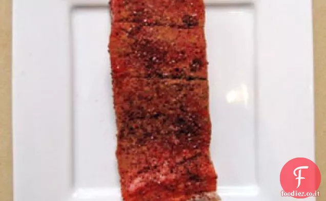 Salmone speziato scottato con cannella e peperoncino in polvere