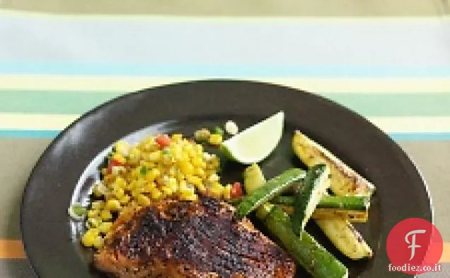 Salmone strofinato al peperoncino con zucchine e mais saltato