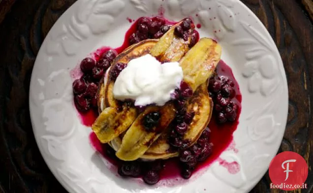 Pancakes con bacche dolci e banana