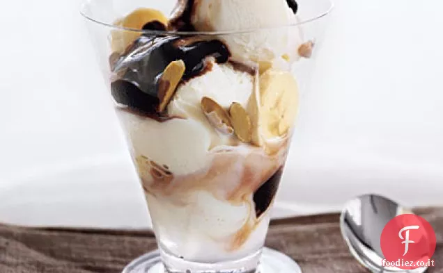 Frozen Yogurt Sundae con banane e salsa al cioccolato
