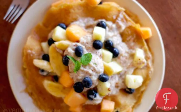 Crepes al cocco con frutta tropicale e crema di mandorle alla banana