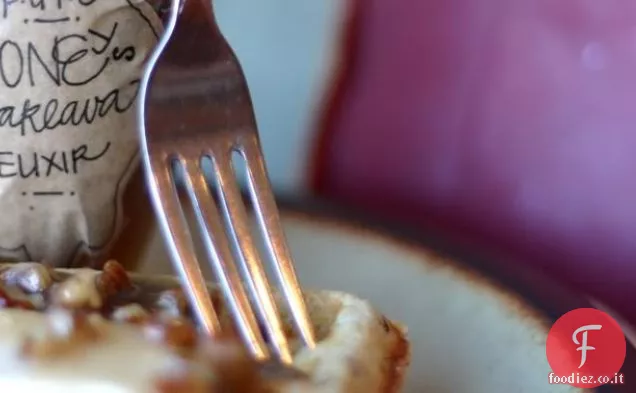 Frittelle di cardamomo di banana integrale con sciroppo di crema di cocco
