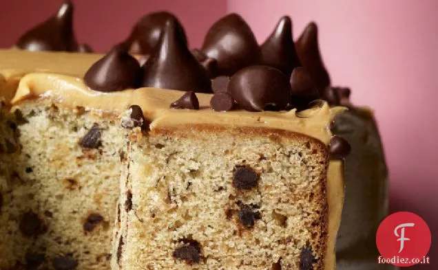 Torta di gocce di cioccolato alla banana con glassa al burro di arachidi