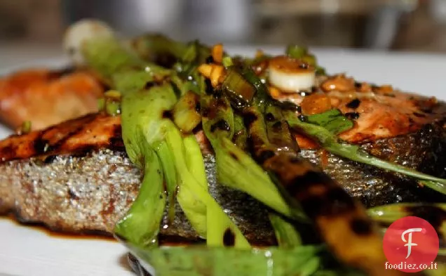 Salmone alla griglia con salsa Teriyaki fatta in casa e scalogno alla griglia