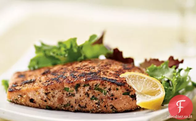 Salmone in crosta di erbe con insalata mista di verdure