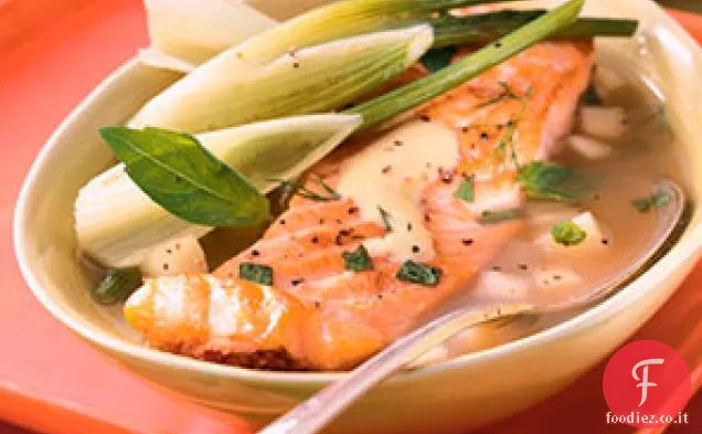 Salmone croccante in brodo vegetale