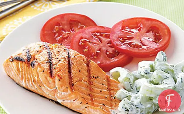Salmone alla griglia con insalata di cetrioli e yogurt