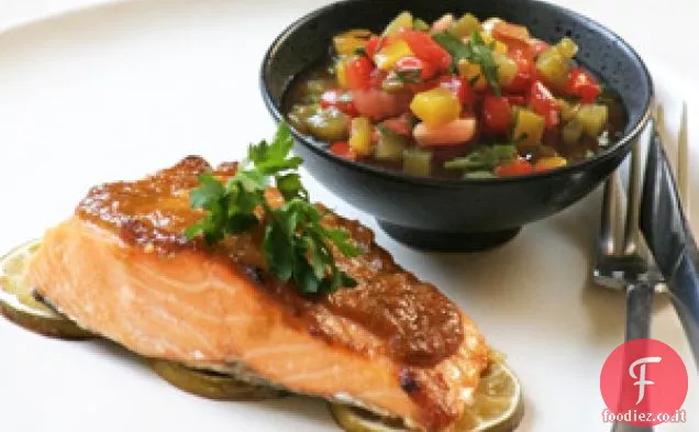 Salmone seducente con salsa arcobaleno