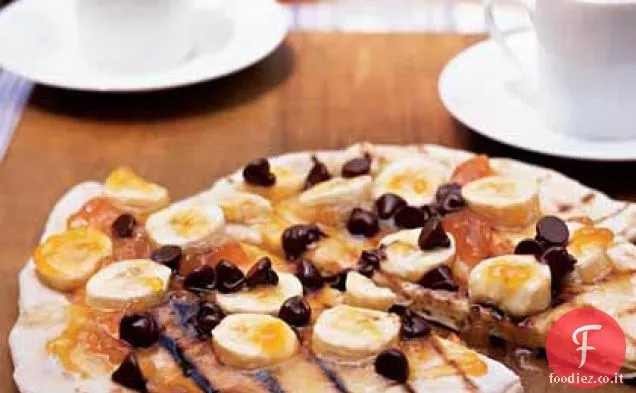 Pizza al cioccolato con conserve di albicocche e banane