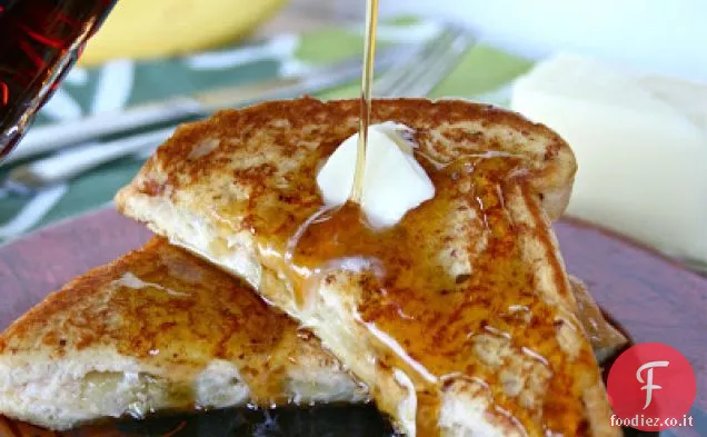 Pane tostato alla francese caramellato con banana e crema di formaggio