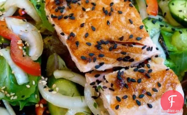 Salmone di soia allo zenzero con insalata di cetrioli e peperoni asiatici