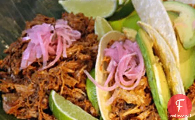 Achiote-maiale strofinato cotto in foglie di banano