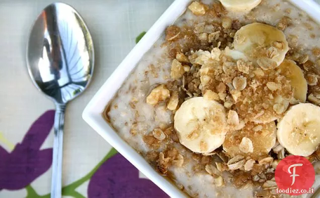 Acciaio tagliato farina d'avena con banane e ciabattino Topping