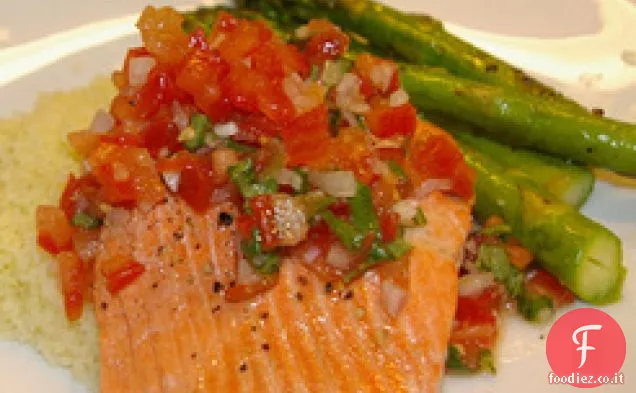 Salmone in camicia con salsa di pomodoro e basilico