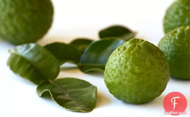 Insalata di albicocche secche e carote su foglie di Betel