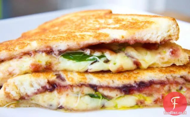 Panino con cheddar e conserve di ciliegie alla griglia