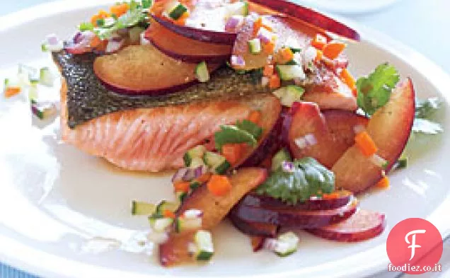 Salmone scottato in padella con insalata di prugne e cetrioli