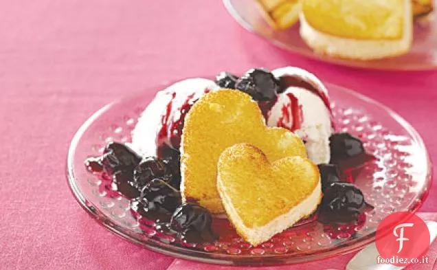 Cuori di torta di libbra con salsa di ciliegie