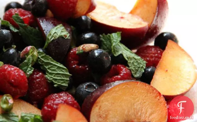 Insalata di frutta rossa e nera