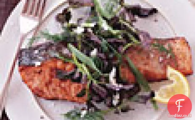 Salmone con salsa al limone e pepe e insalata di crescione alle erbe