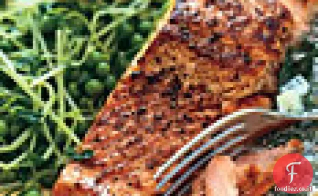 Salmone con piselli, viticci di piselli e salsa di aneto e cetriolo