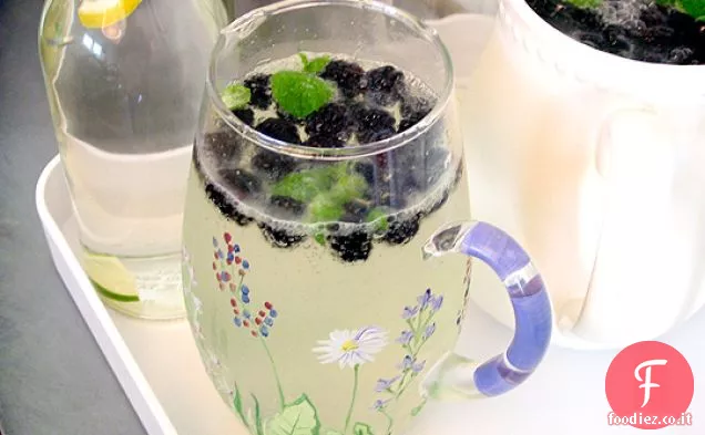 Spritzer di sambuco di more con menta