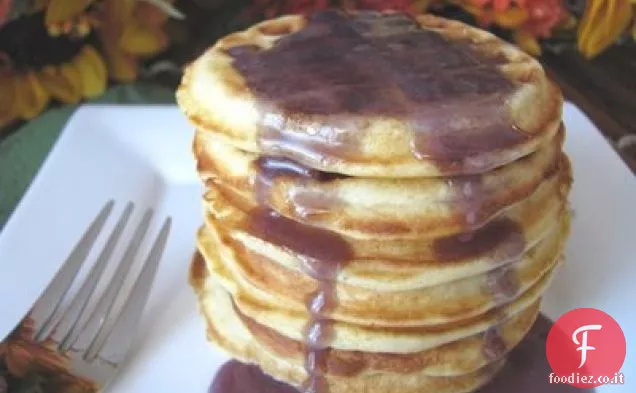 Frittelle di waffle di Silverdollar con sciroppo di latticello di mora