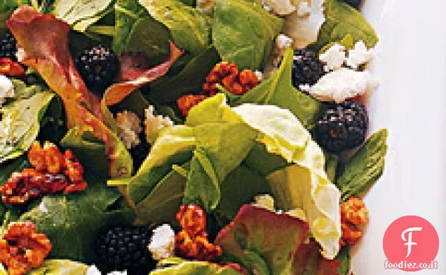 Insalata di verdure miste con noci zuccherate, more e feta