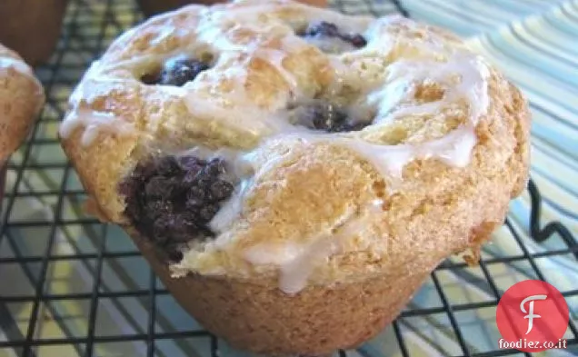 Muffin alla crema di formaggio alla mora con pioggerellina di bacche dolci