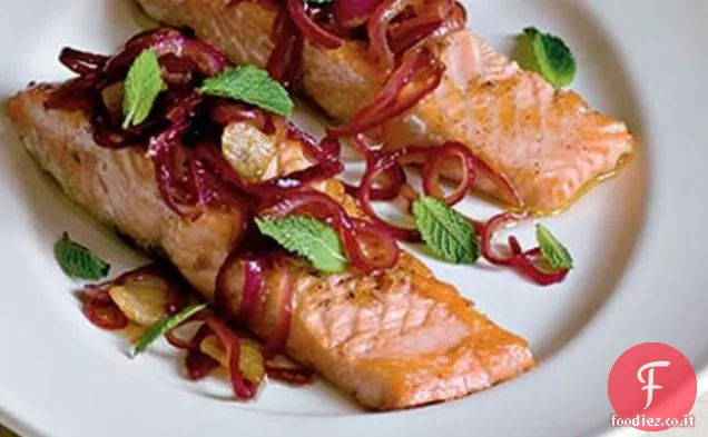 Salmone con cipolle rosse in agrodolce