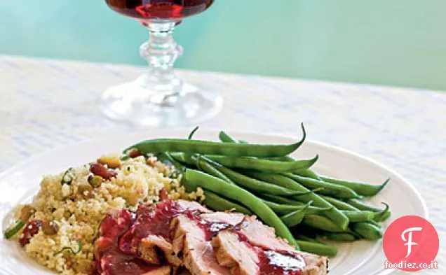 Carne di maiale alla griglia con salsa di mora e salvia