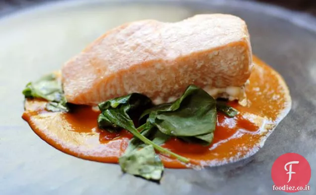 Salmone al peperoncino arrostito con spinaci