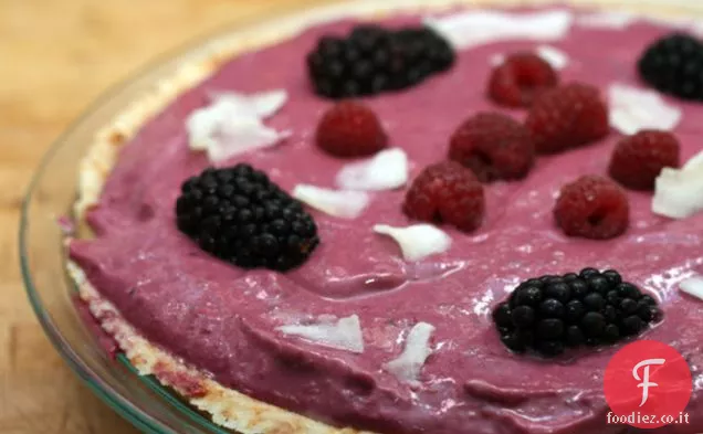 Cremoso Blackberry & Raspberry Ice Box Pie con una crosta di cocco