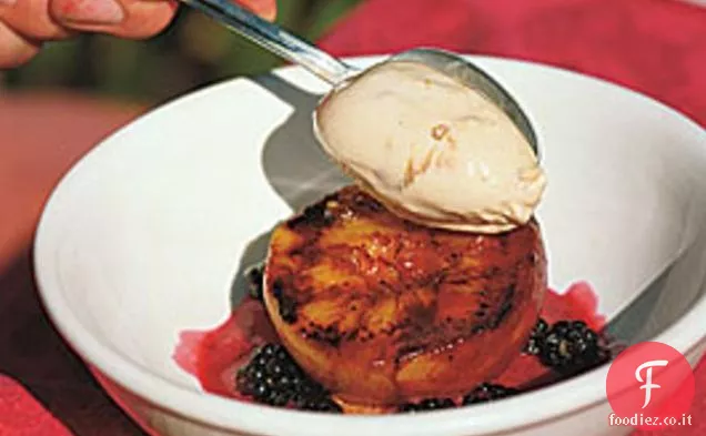Nettarine alla griglia con more e gelato