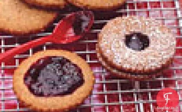 Biscotti Linzer alla nocciola con marmellata di more