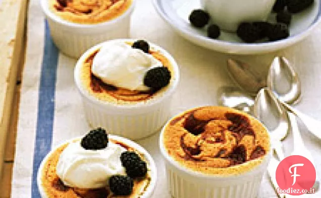 Torte di budino al limone e bacche
