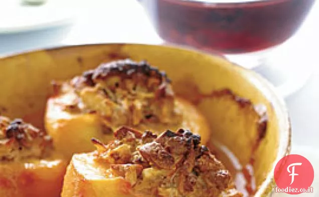 Pesche ripiene e al forno con salsa di more selvatiche
