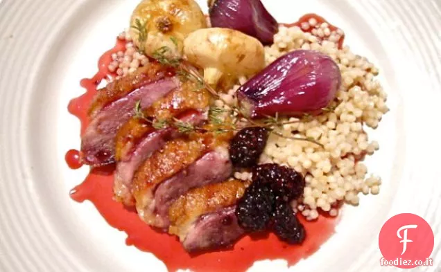 Anatra croccante con Gastrique di more, cipolline arrostite e Cous-Cous israeliano