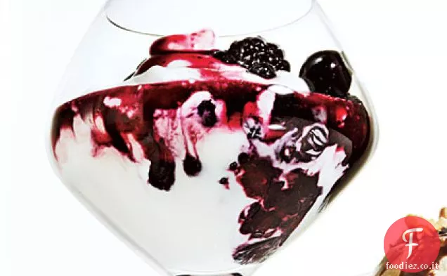 Yogurt greco con salsa di frutti di bosco caldi