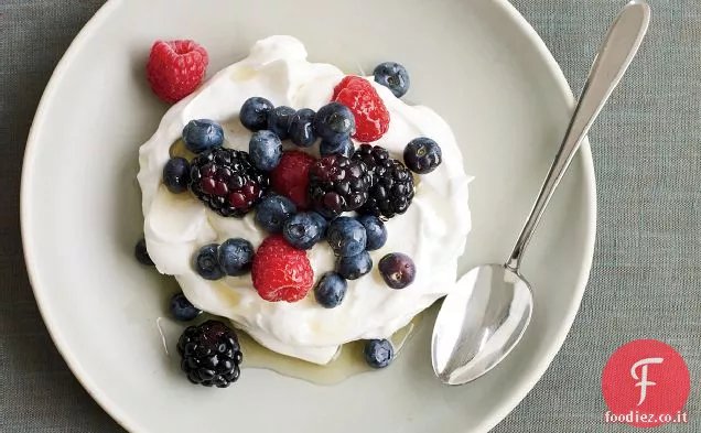 Berry-Yogurt Pavlovas con sciroppo di camomilla e lavanda