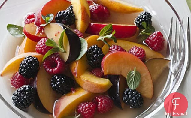 Insalata di frutta estiva profumata alla lavanda