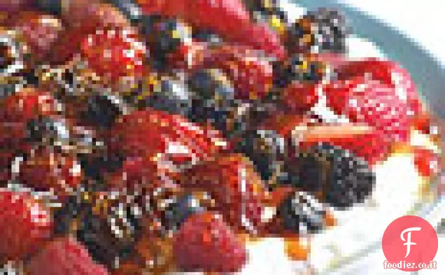 Yogurt allo zenzero con frutti di bosco e caramello croccante