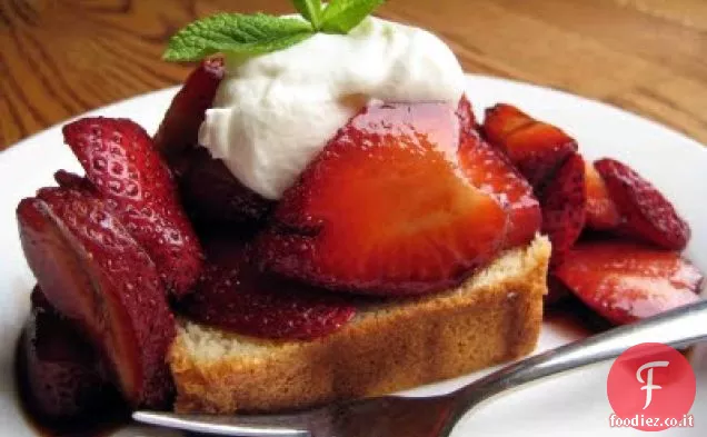 Bacche macerate su torta al limone