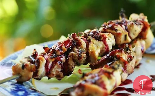 Spiedini di pollo al rosmarino con salsa di frutti di bosco